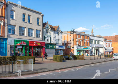 Street view guardando verso la Chiesa di Occidente verde, Redditch Town Center. Foto Stock