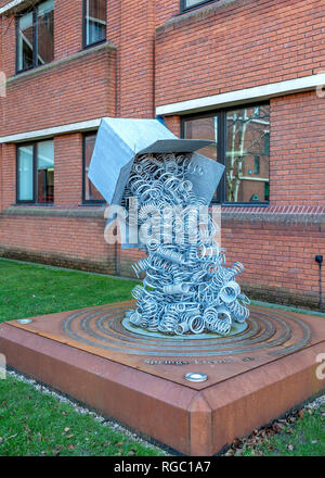 Molle scultura eterna al di fuori di Redditch Town Hall Foto Stock