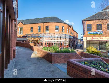 Da Redditch Town Hall guardando verso il Rising Sun pub. Foto Stock