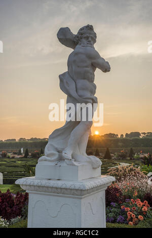 Germania, Bassa Sassonia, Hannover, Herrenhaeuser Gaerten, scultura al tramonto Foto Stock