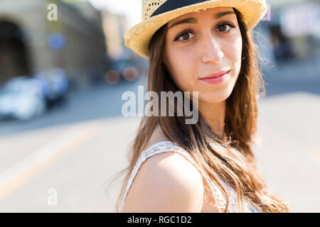 Ritratto di giovane donna che indossa cappello di paglia Foto Stock