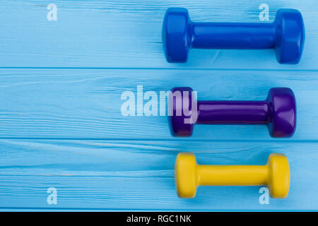 Colorato manubri con copia spazio. Le donne di pesi pesi, spazio di testo. Fitness e sport concept. Foto Stock