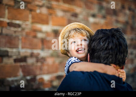 Ritratto di bimbi felici sulle braccia del padre e Foto Stock