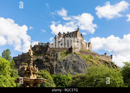 Gran Bretagna, Scozia, Edimburgo, Castle Rock, Castello di Edimburgo e Ross Fontana in Princes Street Gardens Park