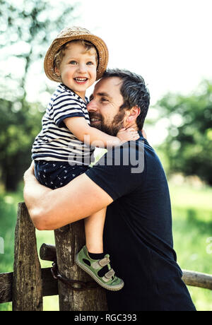 Ritratto di padre Felice e piccolo figlio di trascorrere del tempo insieme all'aperto Foto Stock