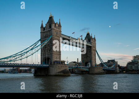 Gran Bretagna, Inghilterra, Londra, il Tower Bridge al tramonto Foto Stock