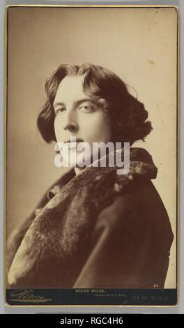 Oscar Wilde. Artista: Napoleon Sarony (American (nato in Canada), Quebec 1821-1896 New York). Dimensioni: Immagine: 12 a. × 7 1/4 in. (30,5 × 18,4 cm) Montaggio: 12 15/16 × 7 3/8 in. (32,8 × 18,8 cm). Data: 1882. Museo: Metropolitan Museum of Art di New York, Stati Uniti d'America. Foto Stock