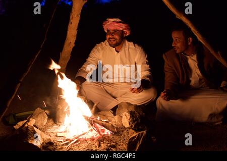 Bedouin gli uomini ad una desert camp, Sinai, Egitto Foto Stock