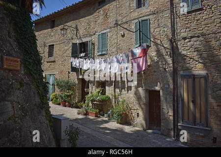 Edifici con persiane, Montone, Umbria, Italia Foto Stock