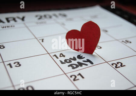 Amore giorno - Carta cuori rossi marcatura 14 febbraio il giorno di San Valentino sul calendario bianco - Valentines Day del concetto Foto Stock