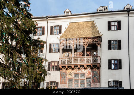 INNSBRUCK, Austria - Gennaio, 01 2019: il famoso tetto d'Oro (Goldenes Dachl), un punto di riferimento a Innsbruck in Austria Foto Stock