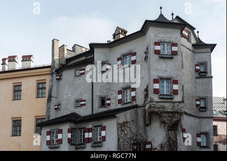 INNSBRUCK, Austria - Gennaio, 01 2019: l'edificio del ristorante Ottoburg su Herzog-Friedrich Street nella città vecchia di Innsbruck - Austria Foto Stock