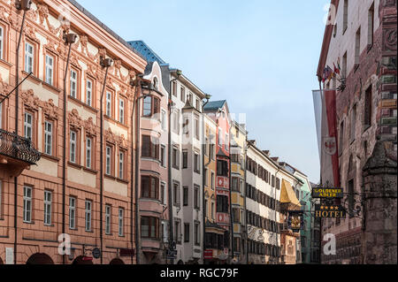 INNSBRUCK, Austria - Gennaio, 01 2019: gli ornati e gli edifici colorati di Herzog Friedrich-Strasse, nell'Austria città alpina di Innsbruck Foto Stock