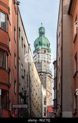 INNSBRUCK, Austria - Gennaio, 01 2019: la torre della città e i suoi edifici colorati in Herzog-Friedrich-Strasse, nel centro storico (Altstadt) - Innsbruck Foto Stock