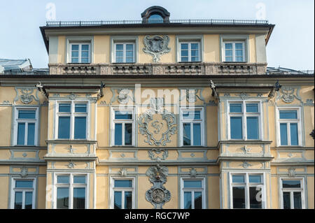 INNSBRUCK, Austria - Gennaio, 01 2019: gli ornati e gli edifici colorati di Herzog Friedrich-Strasse, nell'Austria città alpina di Innsbruck Foto Stock
