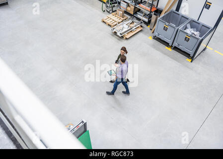 Imprenditore e la donna a camminare in compagnia, per discutere di nuove strategie Foto Stock