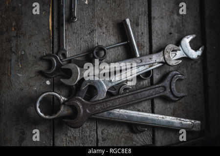 Gruppo di chiavi su legno Foto Stock