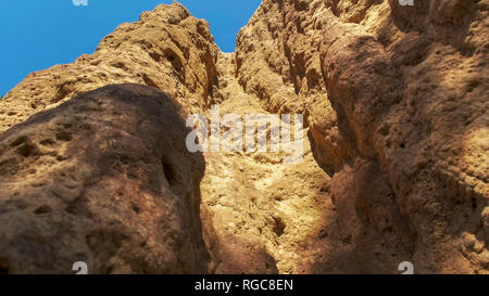 Una vista ravvicinata cercando verticalmente fino a cattedrale termite mound nel territorio settentrionale dell'australia Foto Stock