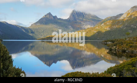 Mattina colpo di Cradle Mountain riflessa su di un tranquillo lago colomba in Tasmania, Australia Foto Stock