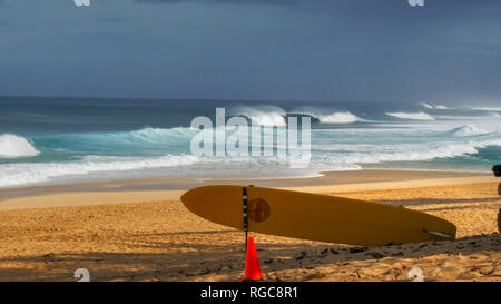 La vista dalla ehukai beach park e la pipeline guardando ad est verso la spiaggia al tramonto Foto Stock