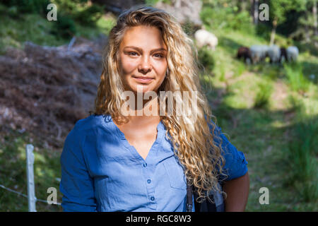 In Germania, in Baviera, Oberammergau, ritratto di sorridente ragazza su un viaggio escursionistico Foto Stock