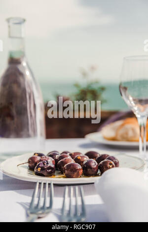 L'Italia, Atrani, olive nere su piastra Foto Stock