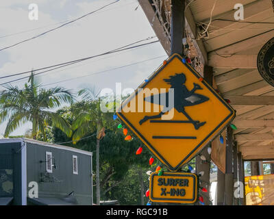 In prossimità di un cartello in un negozio di surf sulla sponda nord delle Hawaii Foto Stock