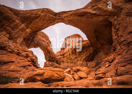 Stati Uniti d'America, Utah, Arco Naturale e le formazioni rocciose al Parco Nazionale di Arches, il doppio arco Foto Stock