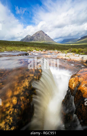 Gran Bretagna, Scozia, Highlands scozzesi, Rannoch Moor, Glencoe, Cauldon cascata, Buachaille Etive Mor e montagna Dearg Stob Foto Stock