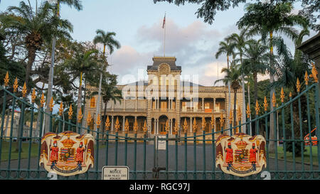 Le porte anteriori del palazzo Iolani a Honolulu, l'unico palazzo reale negli stati uniti Foto Stock