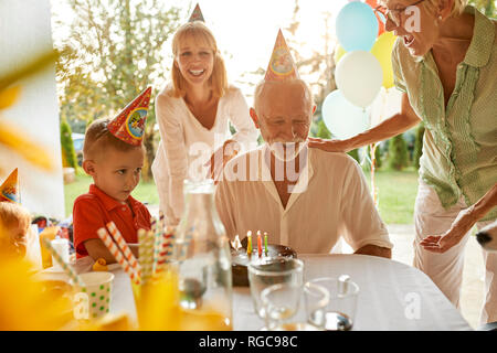 Felice famiglia estesa su un giardino festa di compleanno Foto Stock