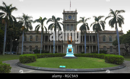 HONOLULU, STATI UNITI D'America - 15 gennaio 2015: il aliiolani hale edificio a Honolulu, Hawaii e il re kamahameha statua Foto Stock