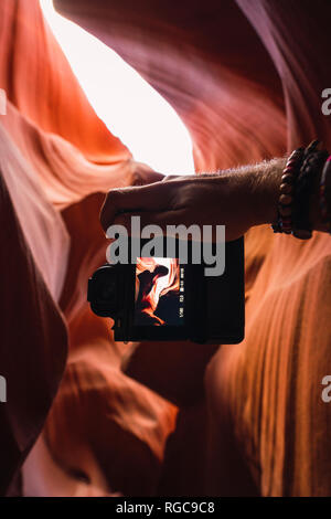 Stati Uniti d'America, Arizona, inferiore Antilope Canyon, fotografando turistica Foto Stock