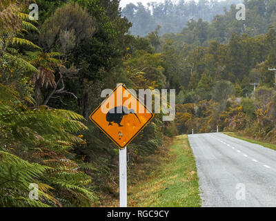 Kiwi cartello stradale sulla costa ovest della Nuova Zelanda Foto Stock