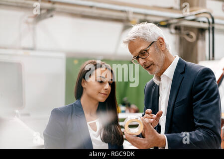 Proprietario di una donna in high tech enterprise Foto Stock