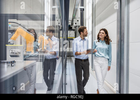 Imprenditore e la donna avente una riunione in high tech company Foto Stock