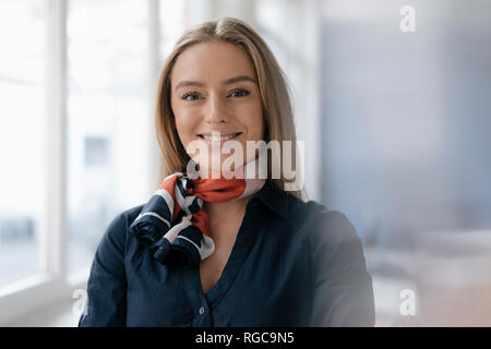 Ritratto di giovane sorridenti hostess Foto Stock