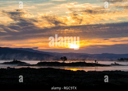 Gran Bretagna, Scozia, Highlands scozzesi, Glencoe, Rannoch Moor, Sunrise sopra Loch Ba Foto Stock