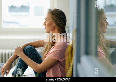 Giovane donna in un momento di relax a casa Foto Stock