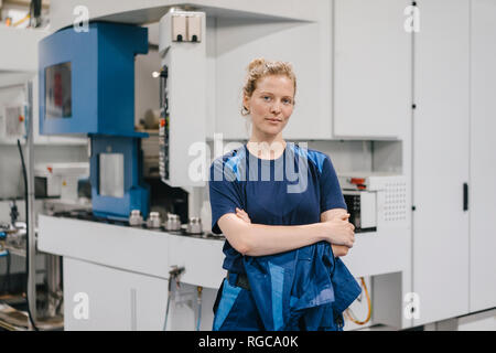 Giovane donna che lavora come un operaio specializzato in un high tech company, ritratto Foto Stock