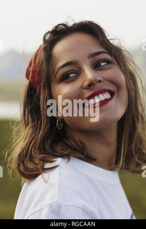 Giovane donna seduta su una roccia, ritratto Foto Stock