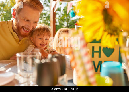 La famiglia felice avente un party in giardino Foto Stock