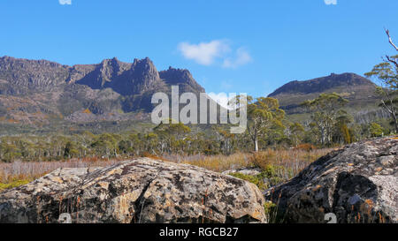 La vista del monte ossa, Tasmania, la più alta montagna, dall'Overland Track nel cradle mountain lake st clair national park con massi di dolerite in Foto Stock