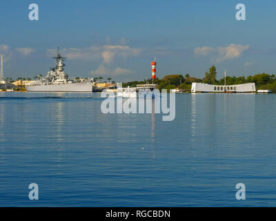 Una barca che porta i visitatori alla USS Arizona Memorial a Pearl Harbor Foto Stock