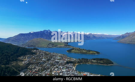 Un parapendio decolla da skyline a Queenstown, Nuova Zelanda Foto Stock