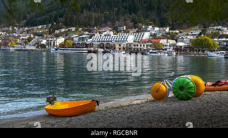 Un colpo di natanti e gli edifici sul lungomare di Queenstown, Nuova Zelanda Foto Stock