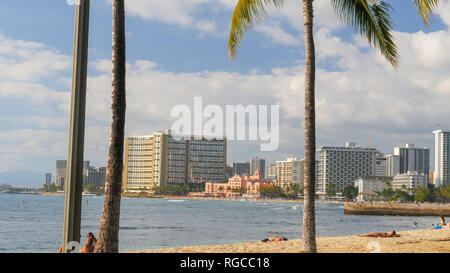 Un colpo lungo di Waikiki Beach e il Royal Hawaiian hotel sull'isola di Oahu, Hawaii Foto Stock