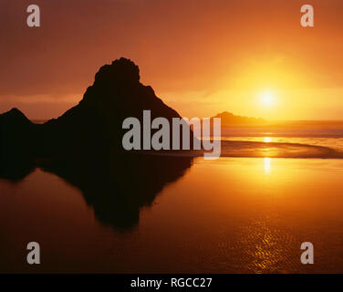 Stati Uniti d'America, Oregon, pistola River State Park, il tramonto e il mare di pile a Myers Creek Beach. Foto Stock