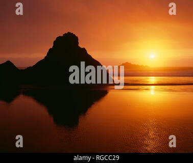 Stati Uniti d'America, Oregon, pistola River State Park, il tramonto e il mare di pile a Myers Creek Beach. Foto Stock