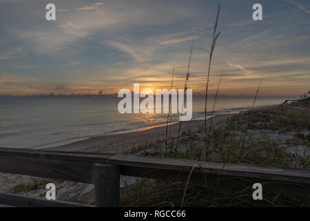 Il sorgere del sole su di una spiaggia tranquilla vicino a Melbourne Beach nella contea di Brevard Florida Foto Stock